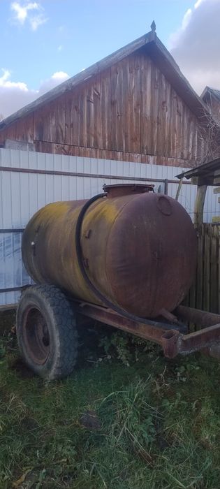 Бочка на колесах об'ємом два куб м.
