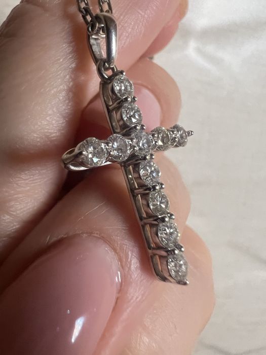 Продам крестик с природными бриллиантами