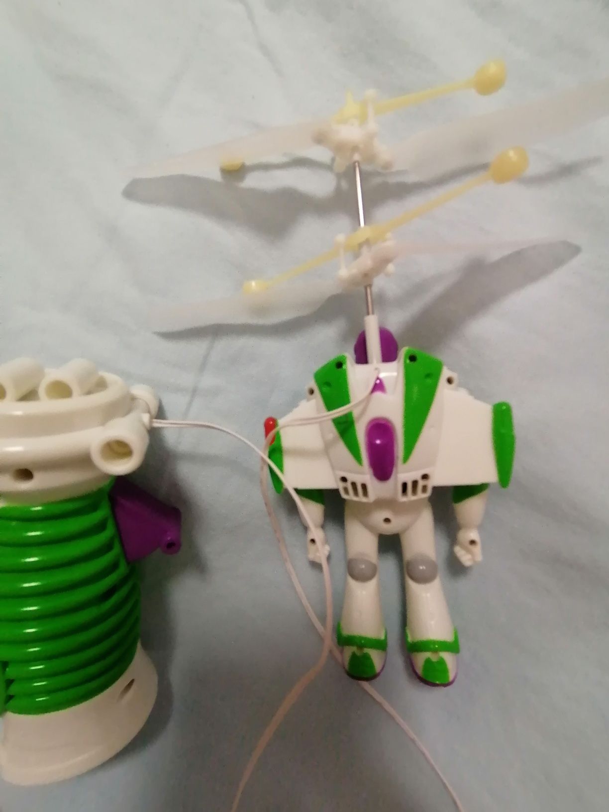 Buzz Lightyear voador com comando - Toy Story