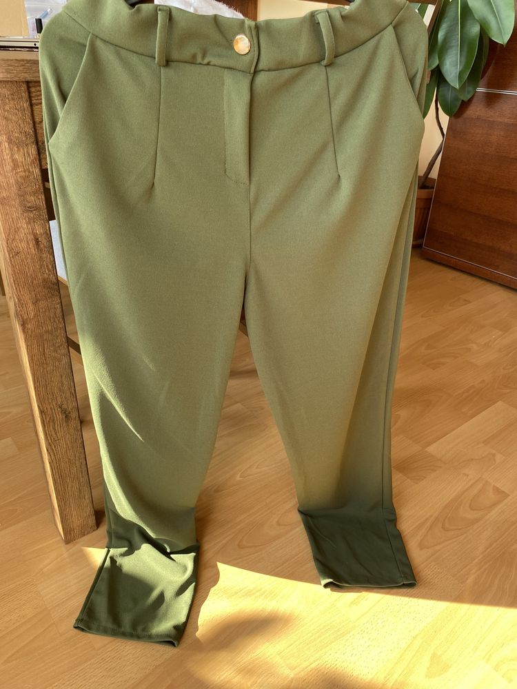 Włoskie spodnie khaki z paskiem