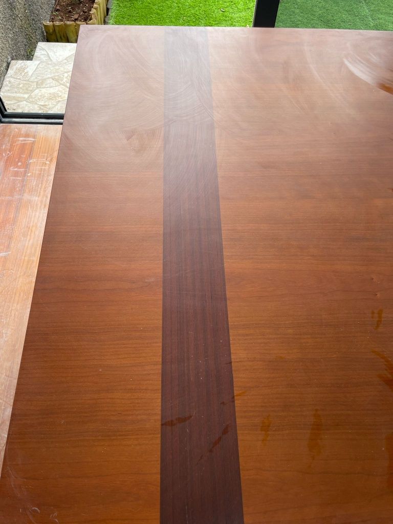 Mesa de jantar em madeira