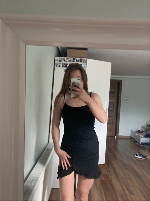 prześliczna imprezowa czarna sukienka na ramiączkach