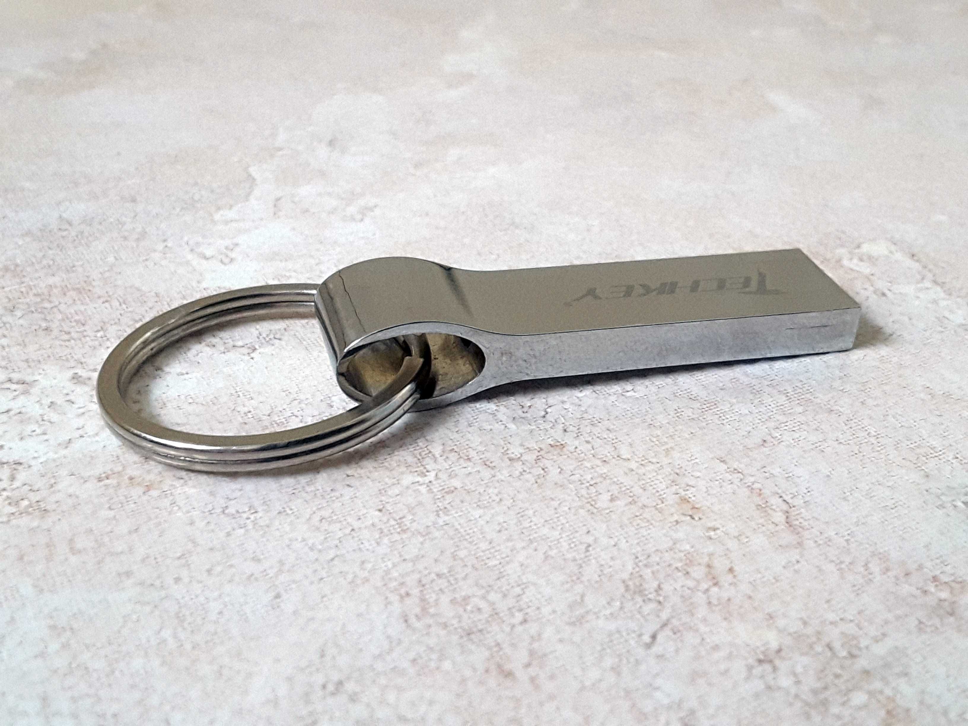 Pen drive metalowy srebrny połysk z kółkiem   32 GB  NOWY