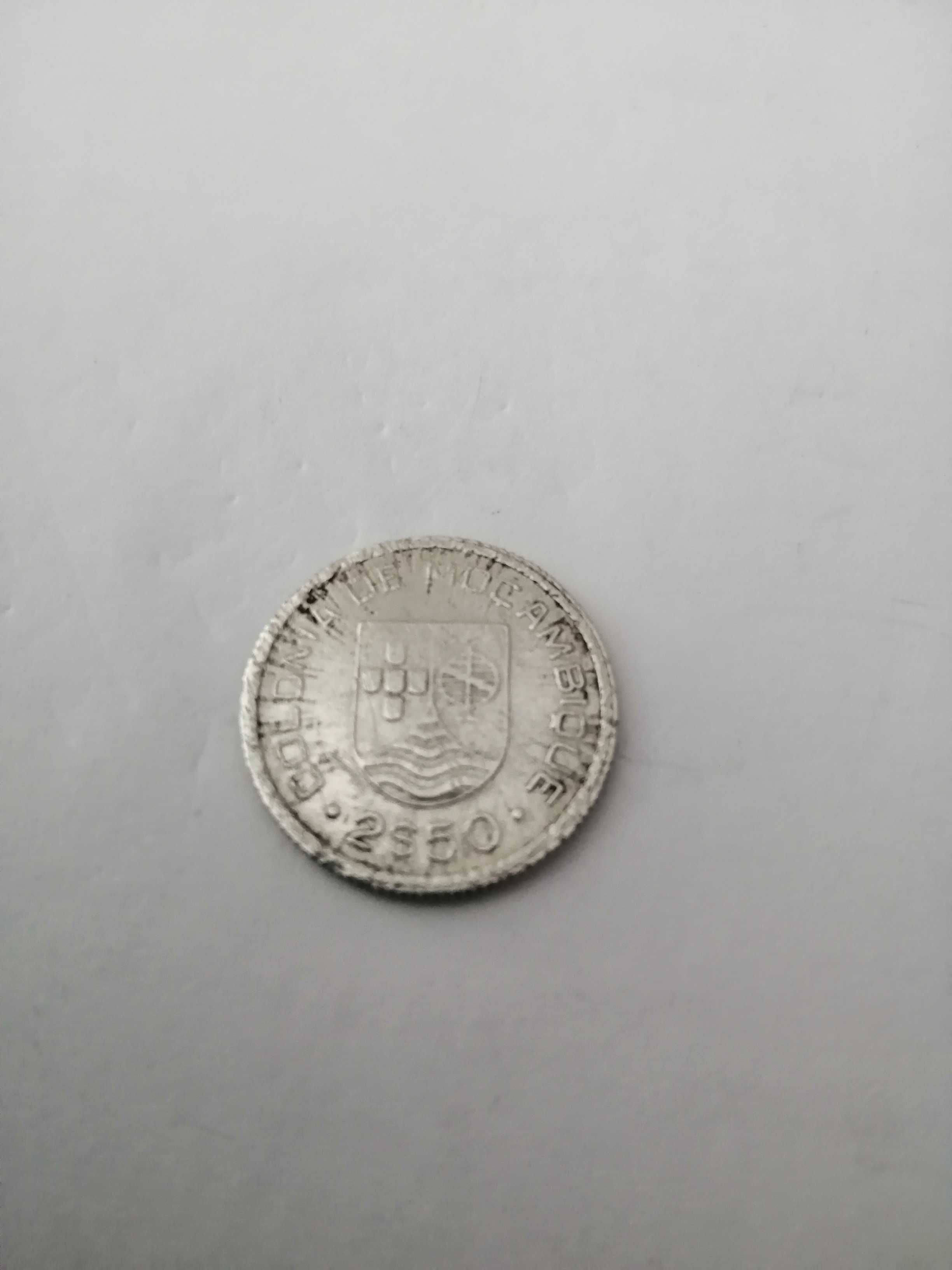 Moedas de Moçambique 50 centavos 1936 e 2, 50 escudos, 1935.