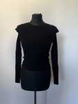 Elegancki czarny sweter z falbanami na ramionach