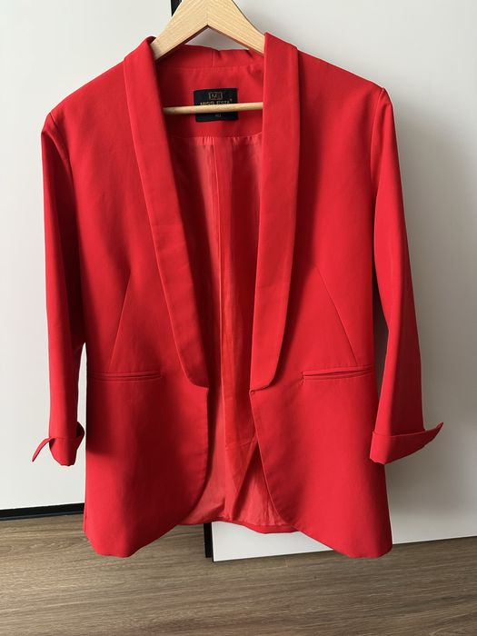 Червоний піджак трендового крою