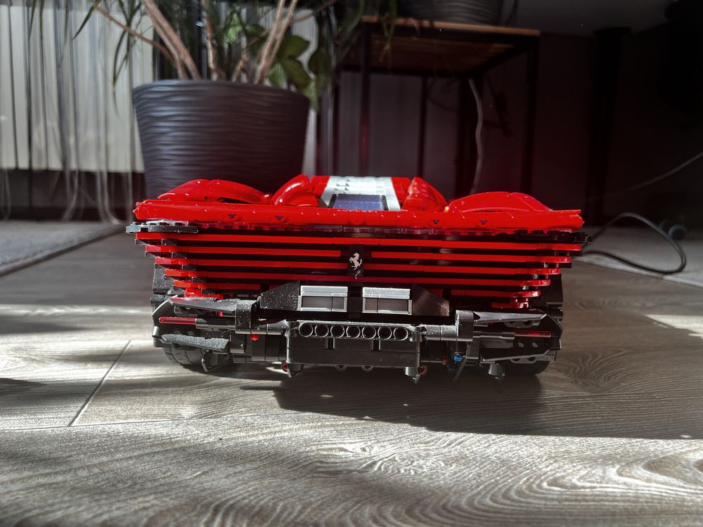 Lego technic Ferrari Daytona SP3 зібраний/розібраний