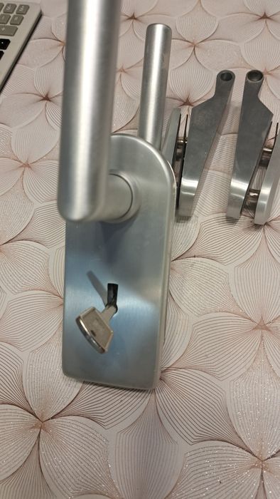 Klamka i zawiasy do szklanych drzwi