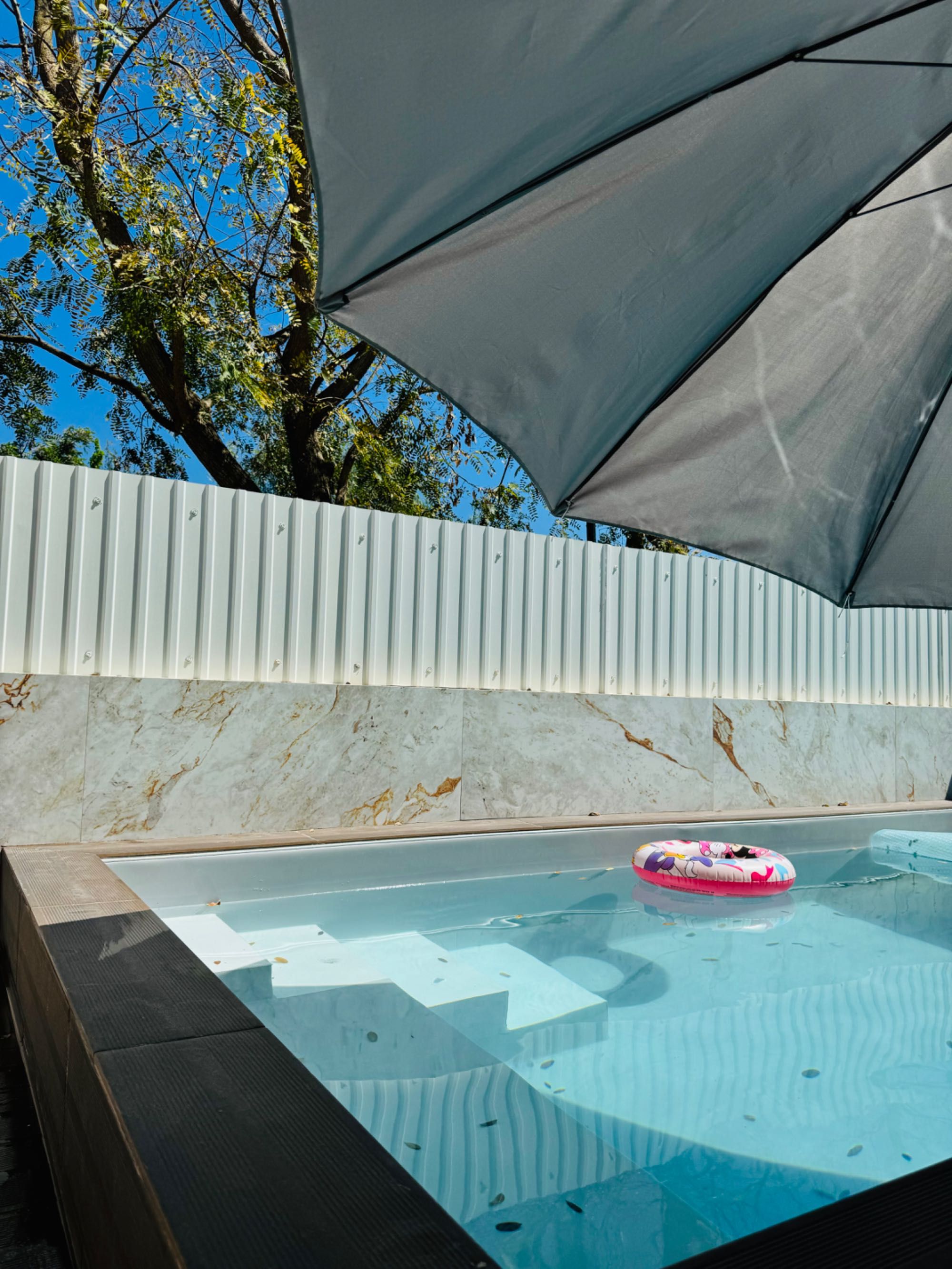 Moradia com piscina aquecida e painéis solares