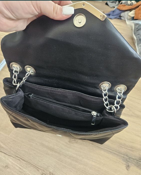 Czarna torebka na łańcuszku pikowana nowa