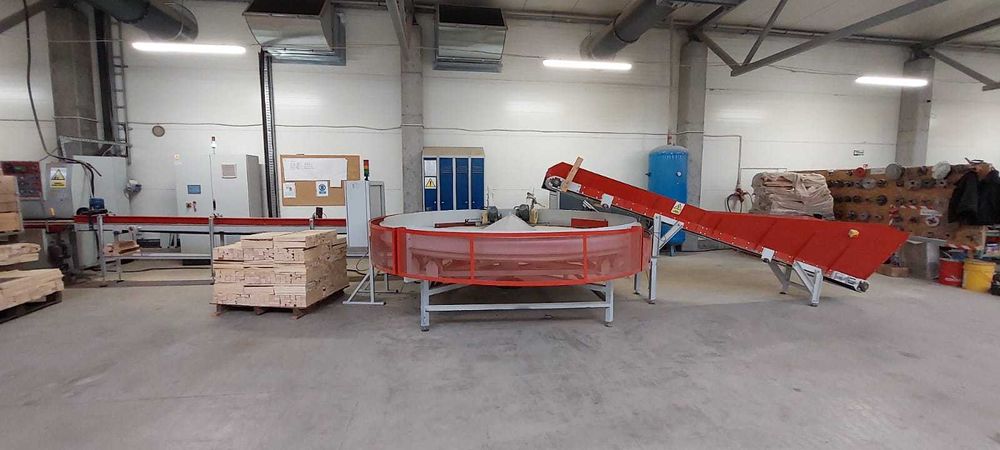 Podajnik karuzelowy, zestaw podawczy do maszyny