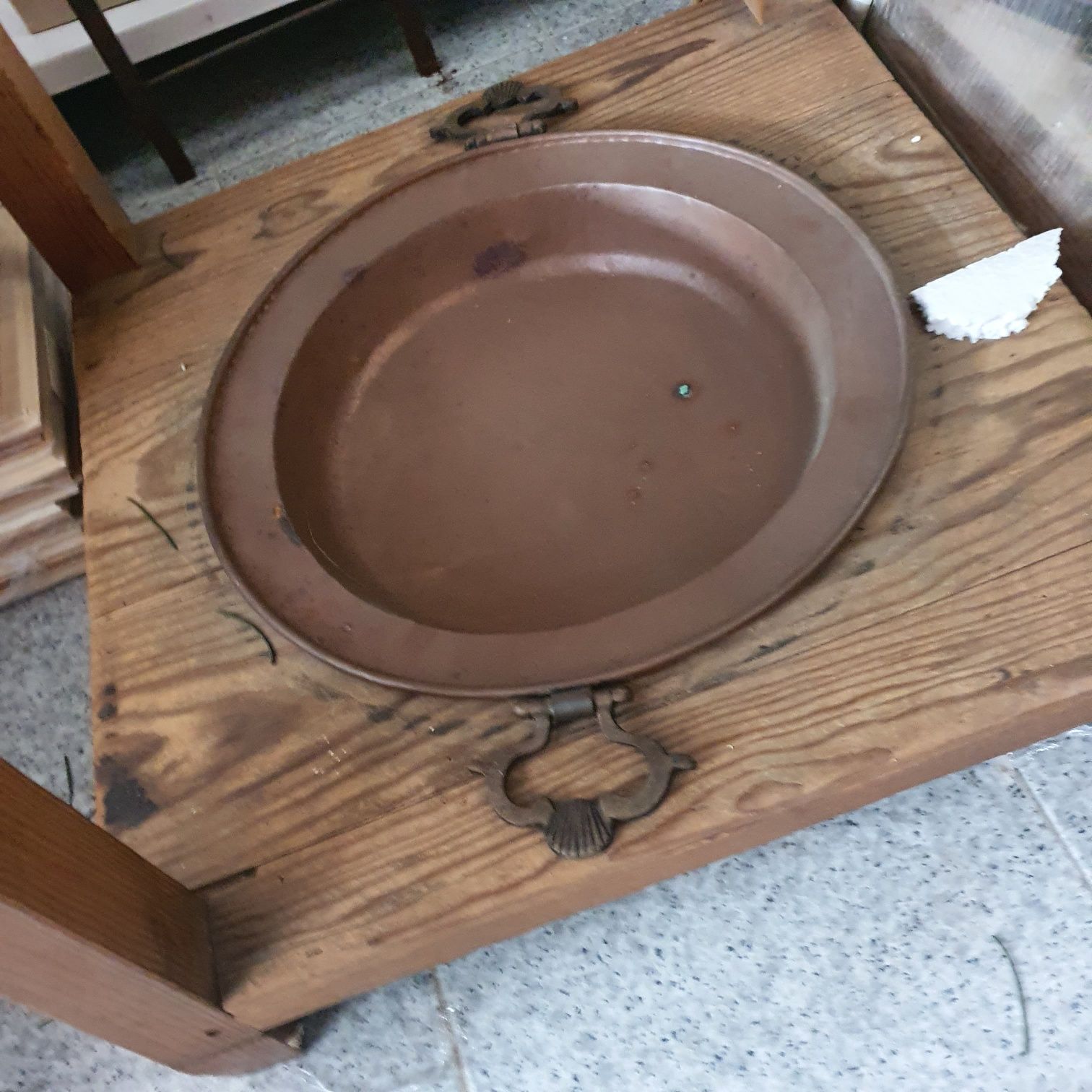 Camilha em madeira com prato de cobre