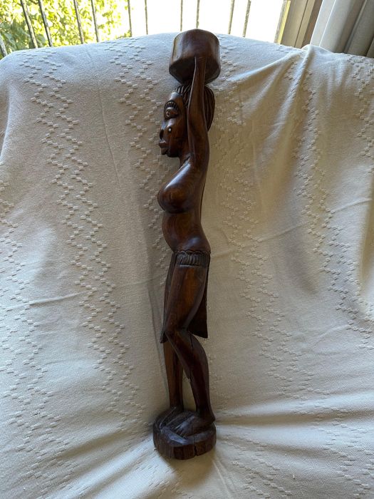 Estátua africana pau preto