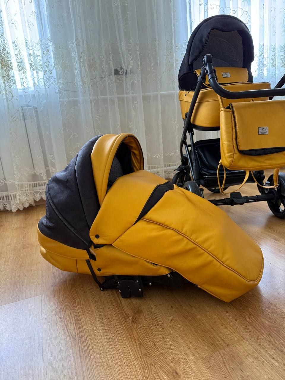 Продам BABY PRAM exclusive 2в1

BABY PRAM exclusive