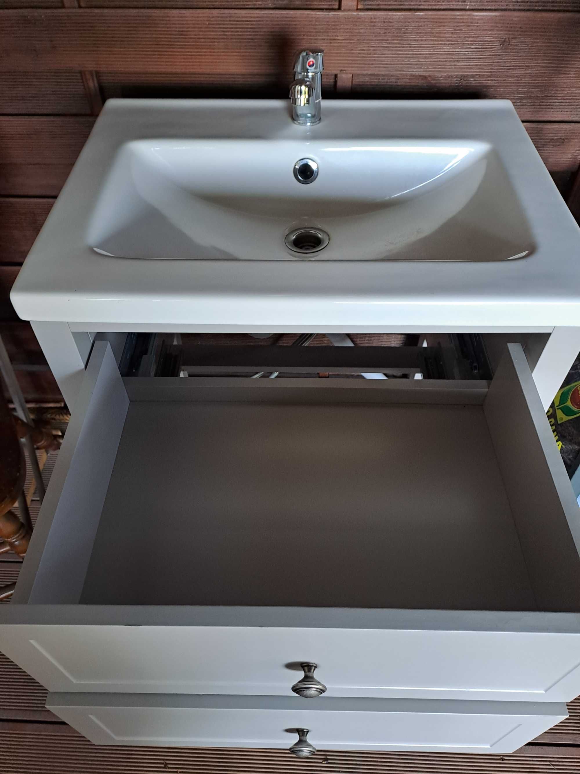 Szafka pod umywalkę GoodHome Perma 60 cm szara razem z umywalką.
