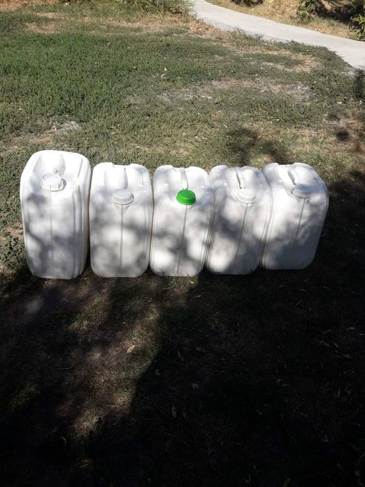 Пластмасові каністри