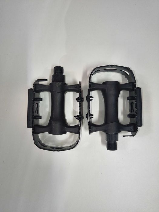 Noski i pedały plastikowe metalowe