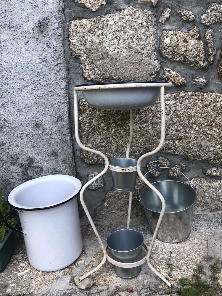 Lavatorio em metal antigo