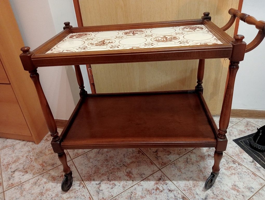 Stolik na kółkach z płytką ceramiczną