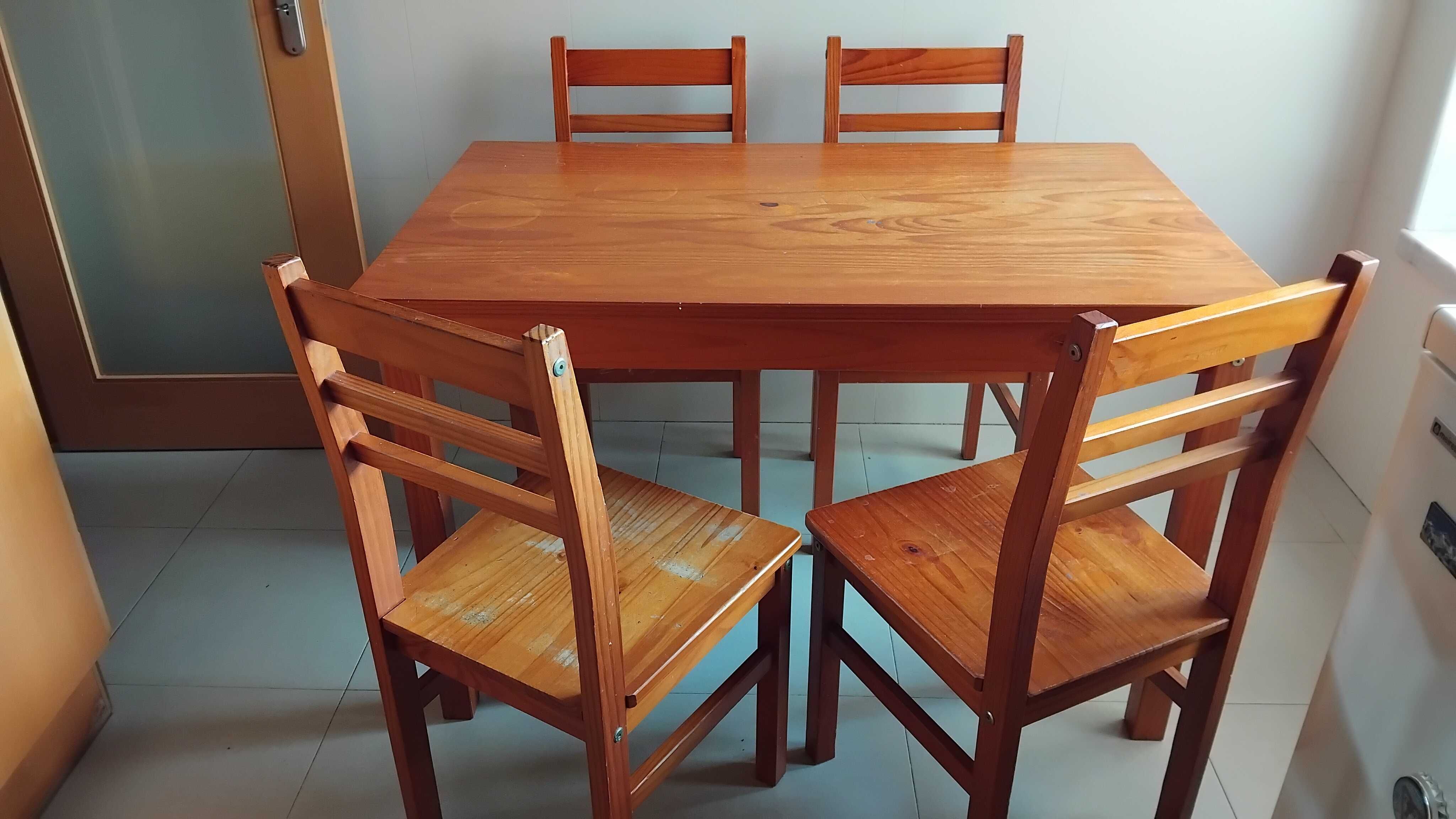 Mesa de cozinha + 4 cadeiras