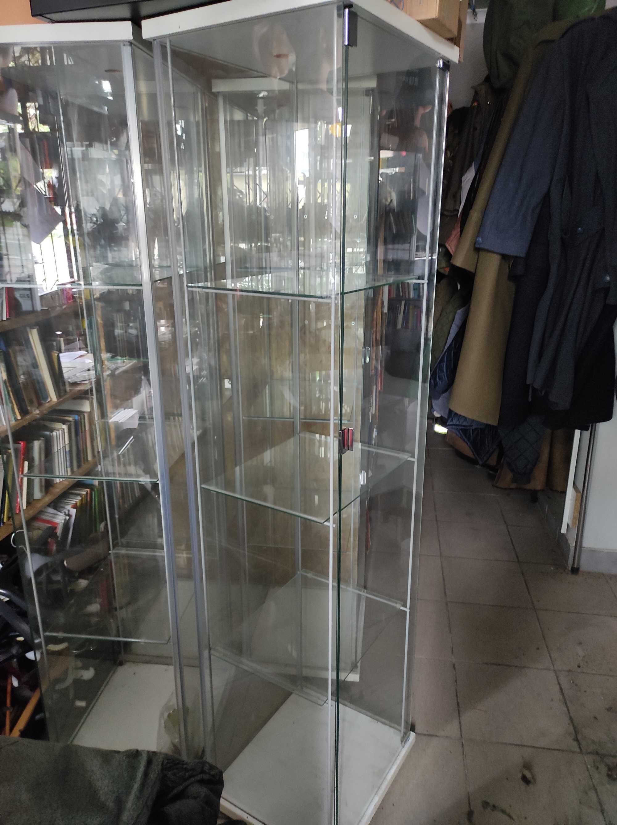 Szklane szafki z likwidacji sklepu