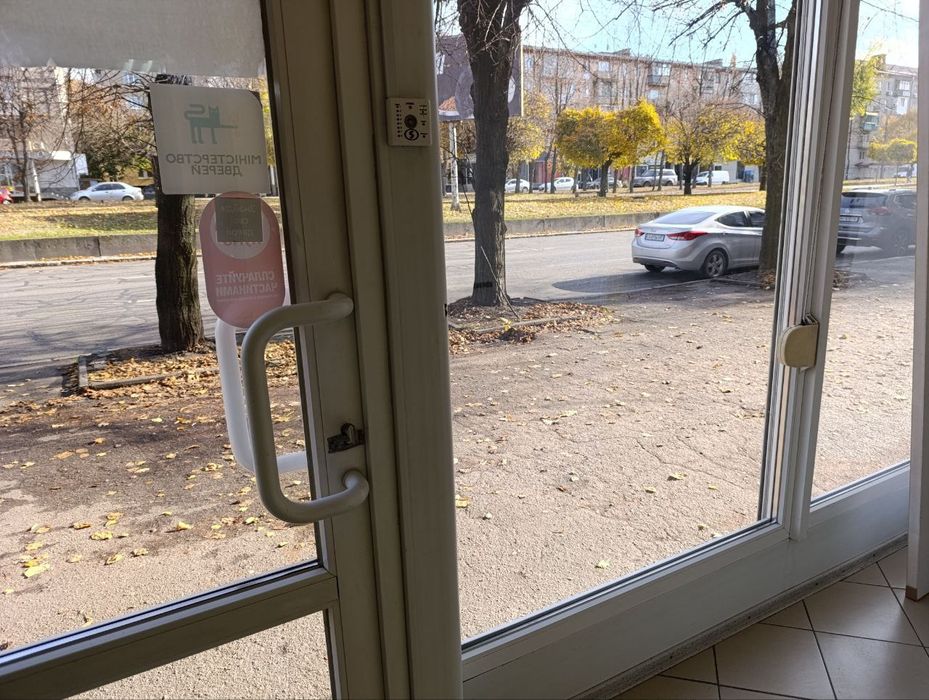 Продам магазин с витринами. 55 м кв. Проспект А.Поля. Хороший трафик.