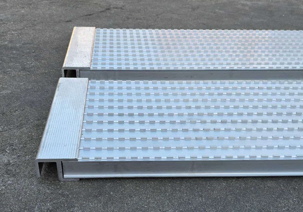 Najazdy aluminiowe Profesjonal 230x30x4cm moc. kątownik nośność 2,2 t.