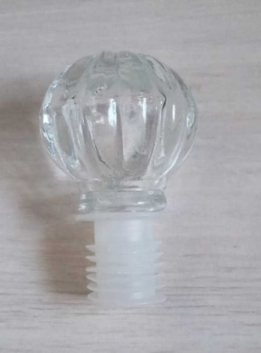 Szklana karafka z korkiem