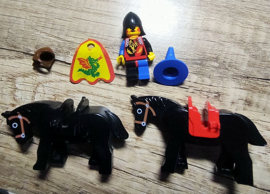 Lego castle pakiet figurka pelerynka konie siodła nakrycia głowy