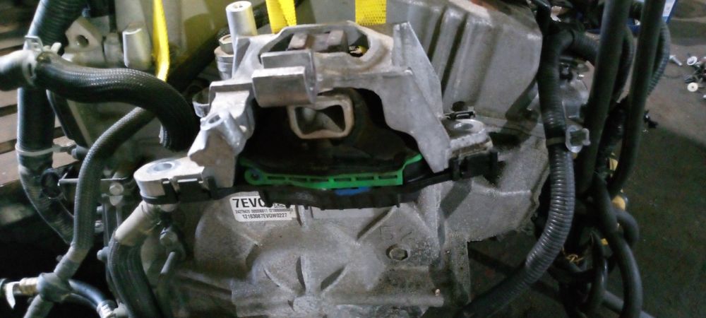 Chevrolet volt 2 подушка двигуна права ліва