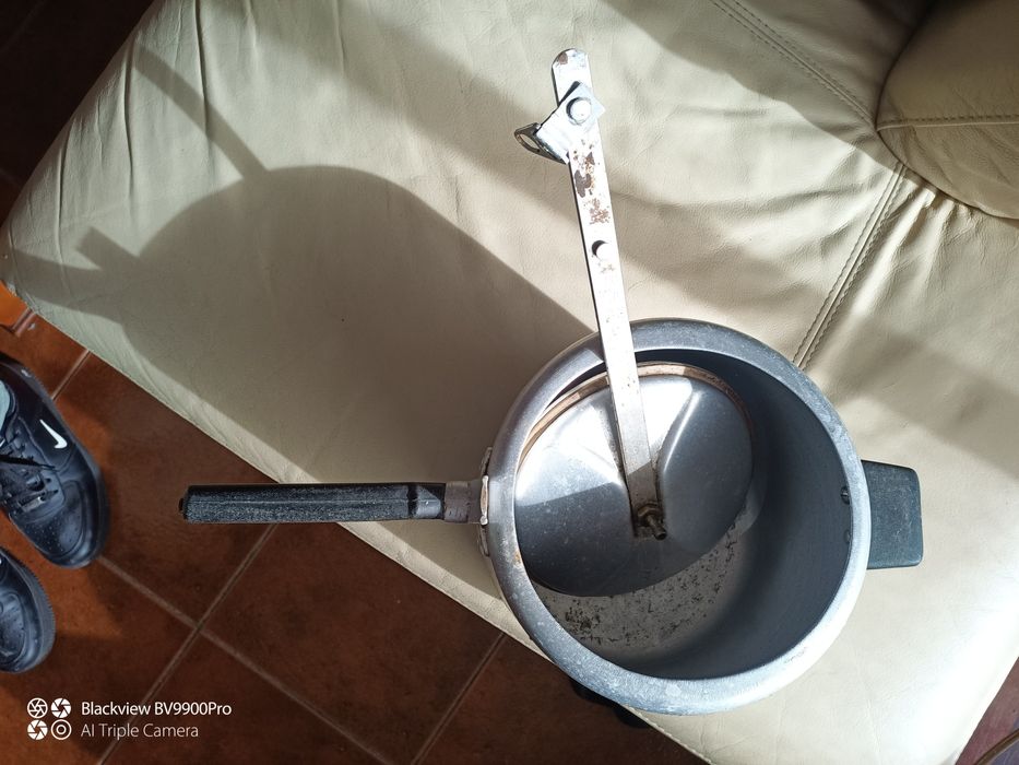 Panela de pressão um pouco mais antiga alumínio fundido