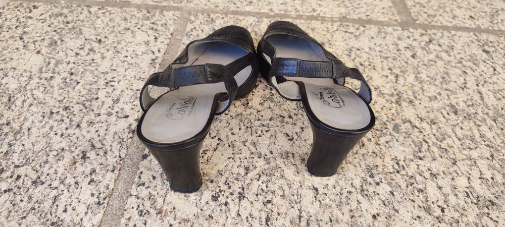 Sapatos sling em pele