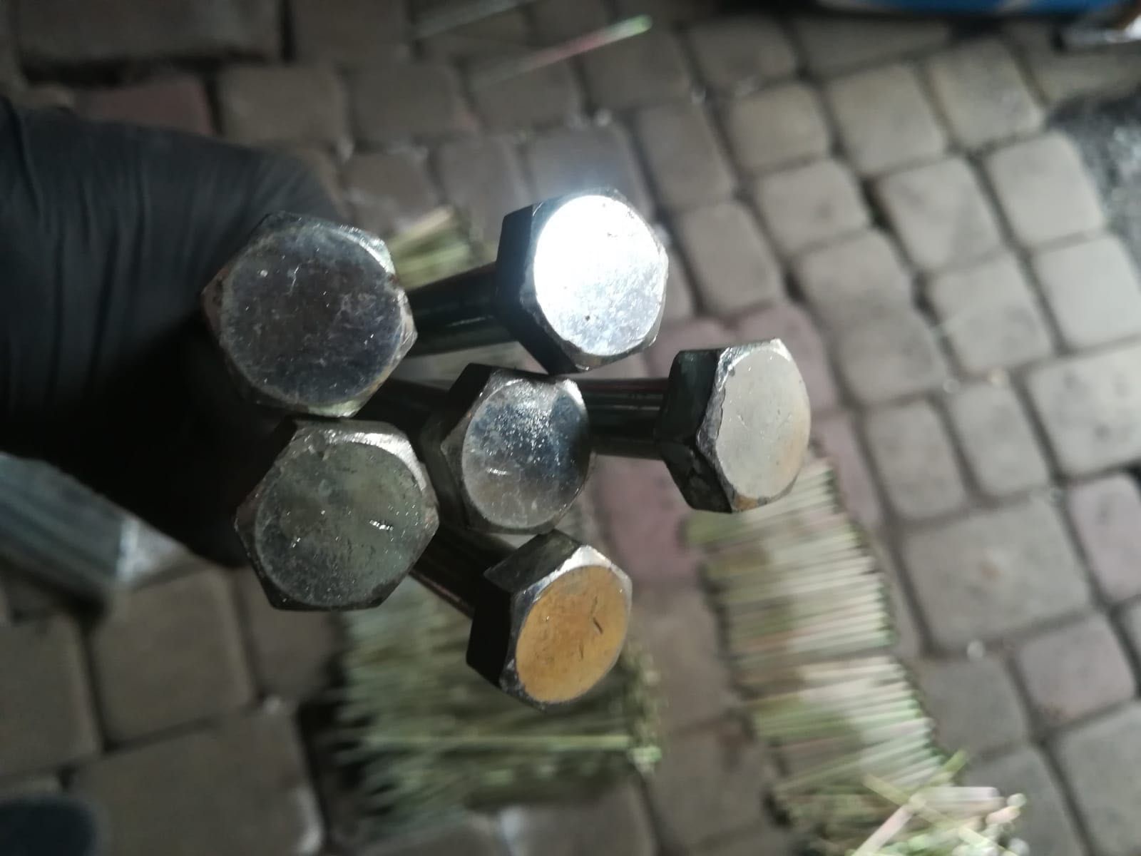 Solidne wkręty konstrukcyjne do więźby, tarasu, drewna 18 szt.