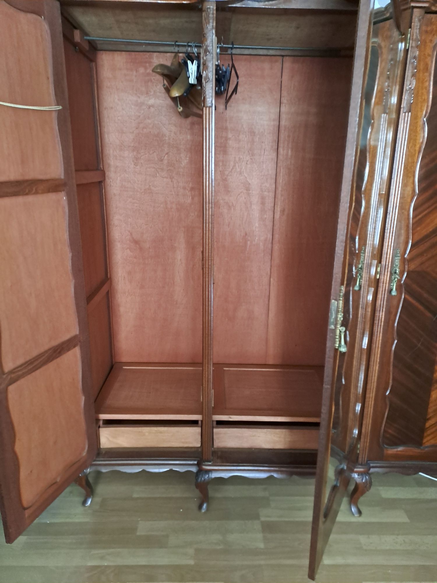 Mobília de quarto. Antiga. SEM CAMA