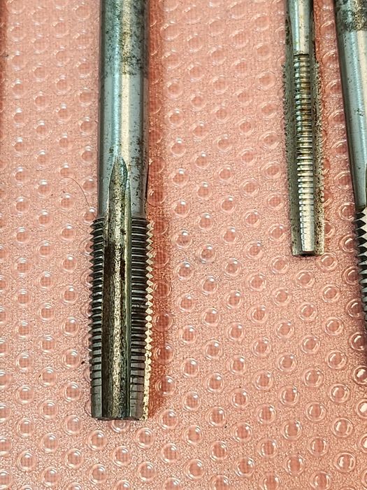 Stare narzędzia warsztatowe gwintowniki długie