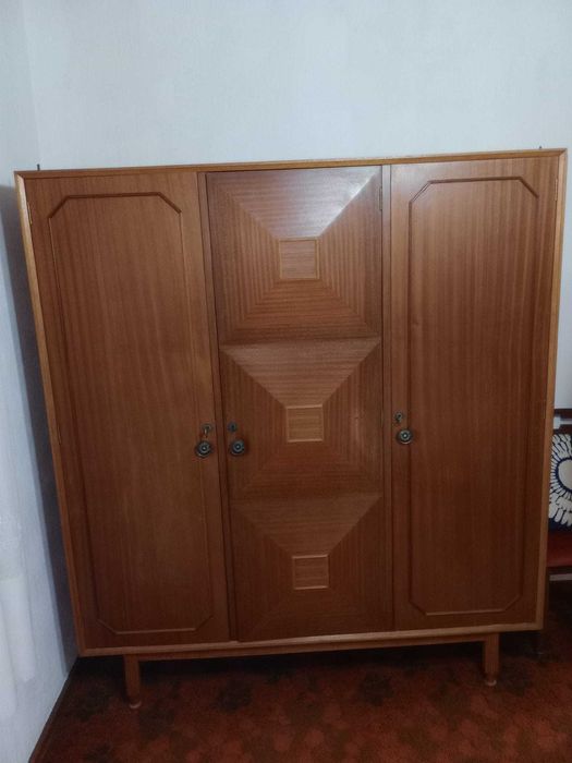 Espaçoso Guarda-vestidos de 3 portas 1,60x0,60m com 3 gavetas