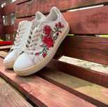Stylowe białe trampki buty damskie sneakersy z kwiatowym haftem r.40