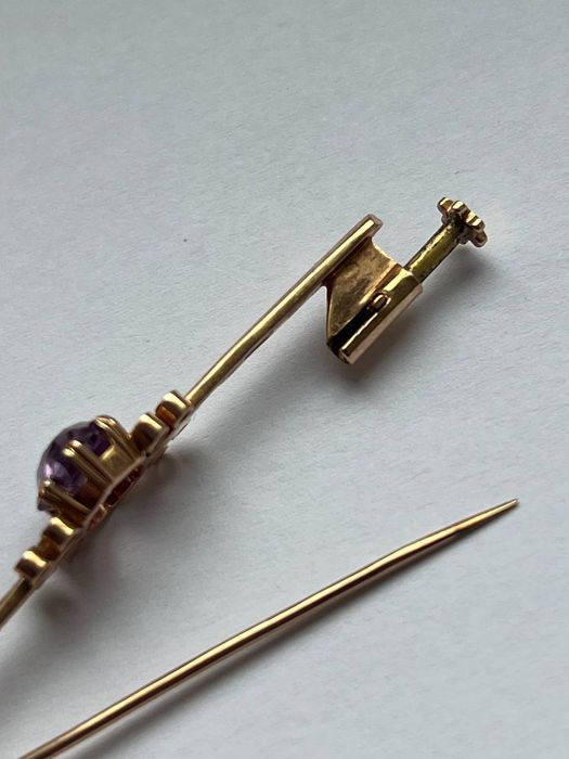 Антикварна золота брошка з александритом