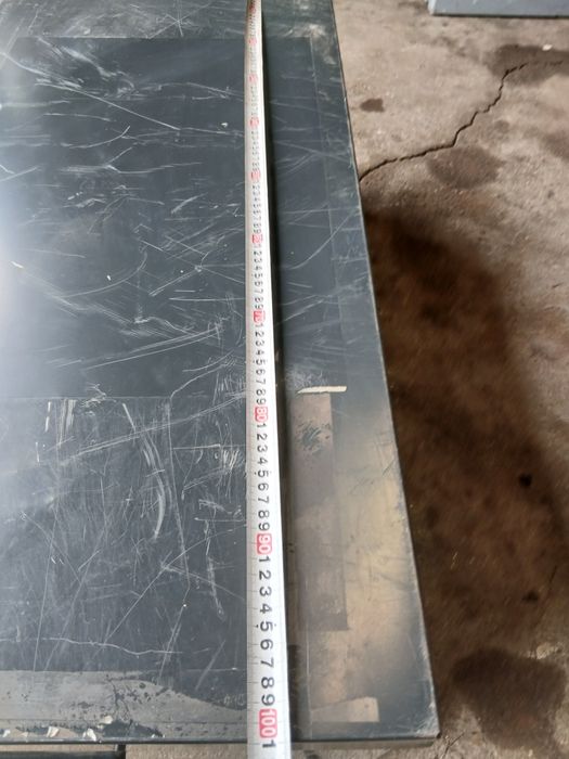 Caixa metálica cinzenta escura