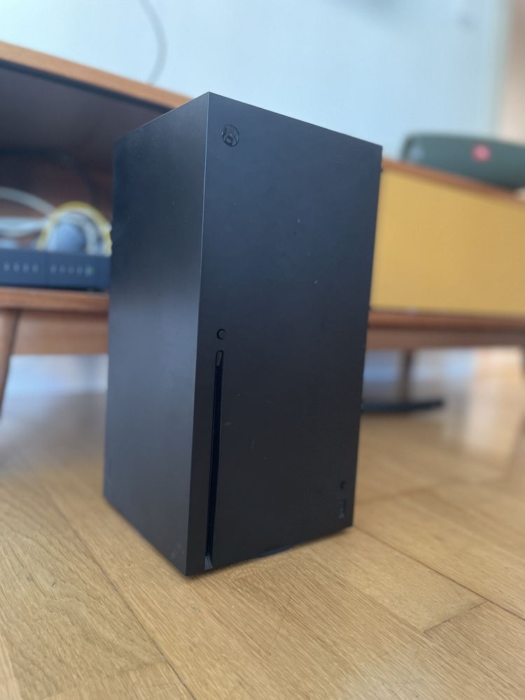 Xbox Series X 1 TB com 2 comandos e 5 jogos