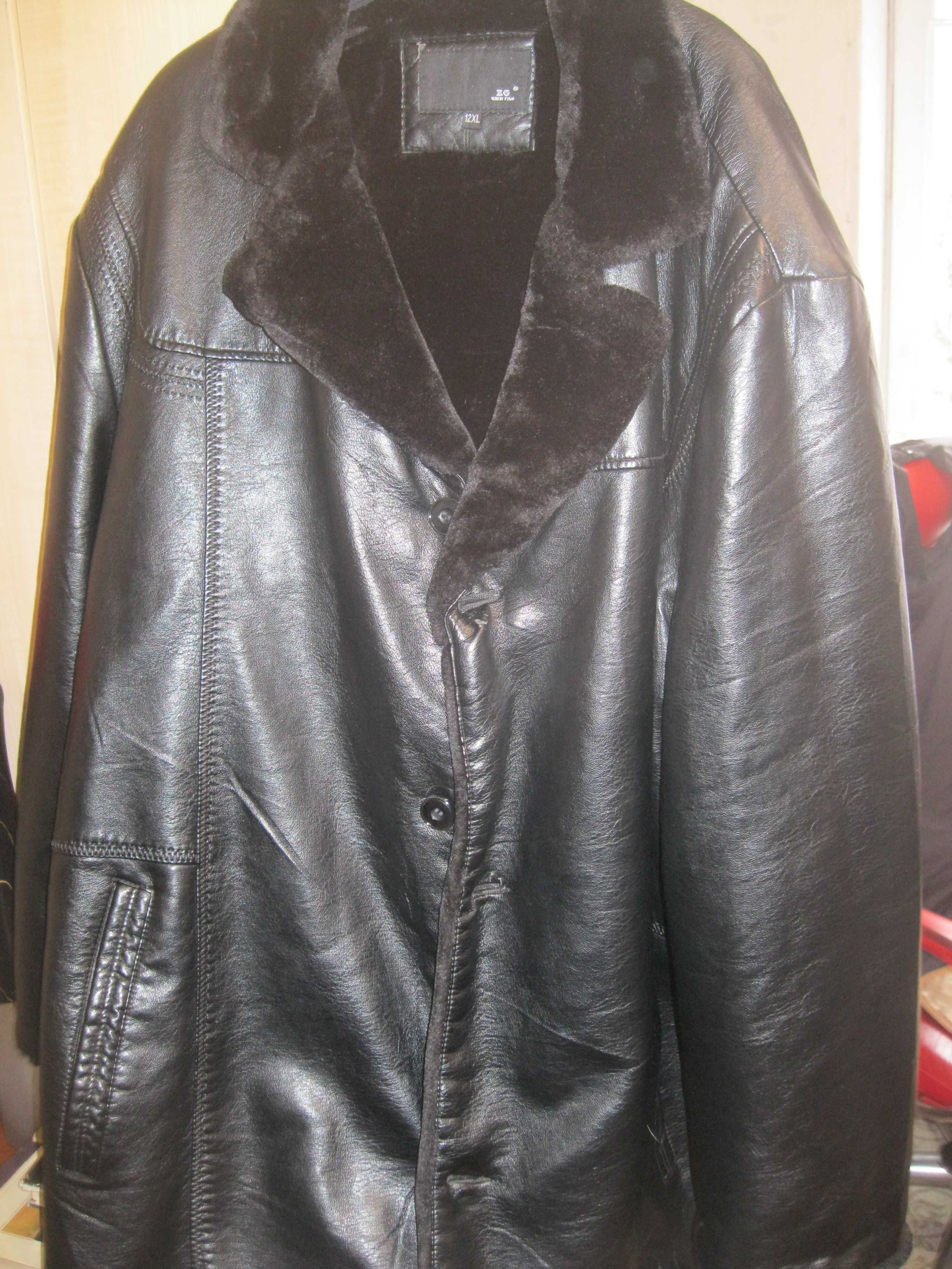 Зимнюю мужскую куртку большого размера из искусственной кожи.