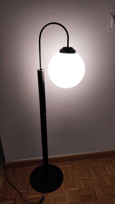 Lampa stojąca z kloszem