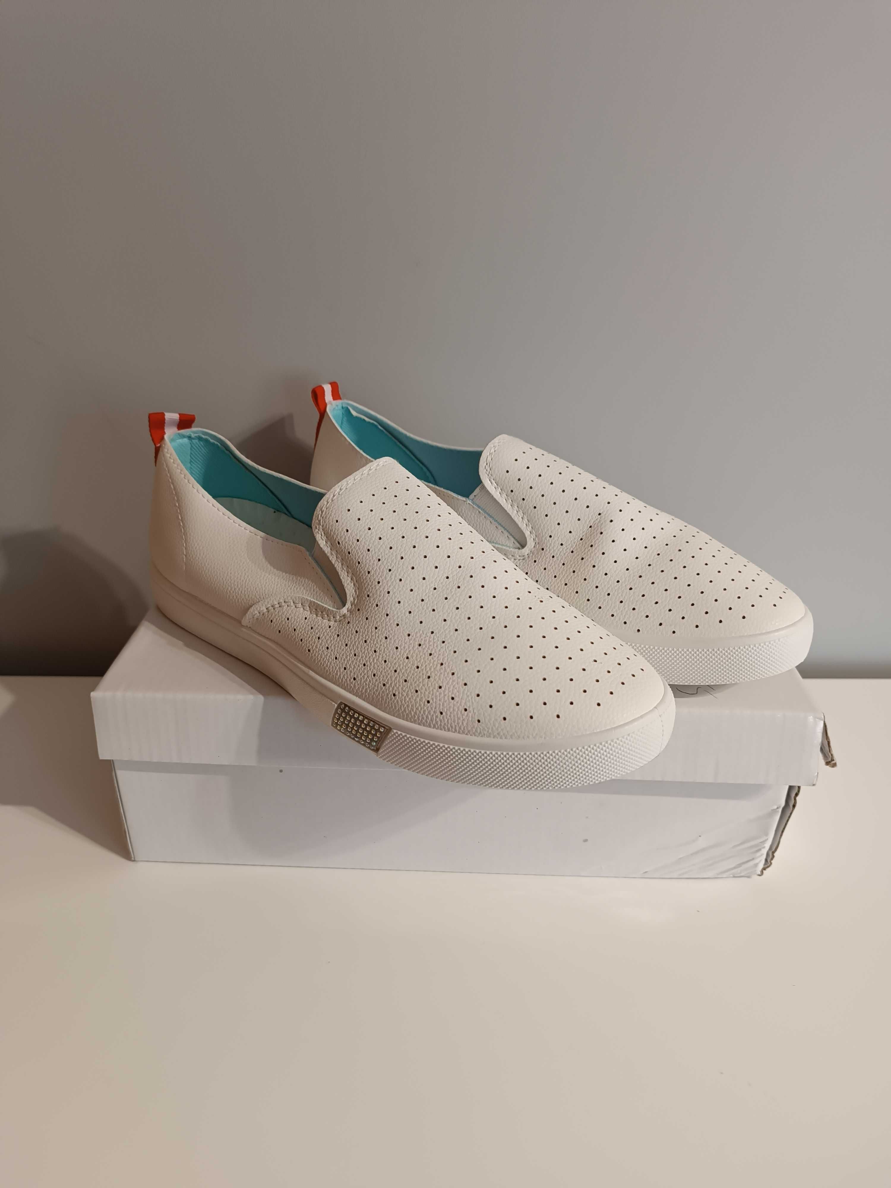 Białe wsuwane espadryle trampki z ekoskóry rozmiar 40