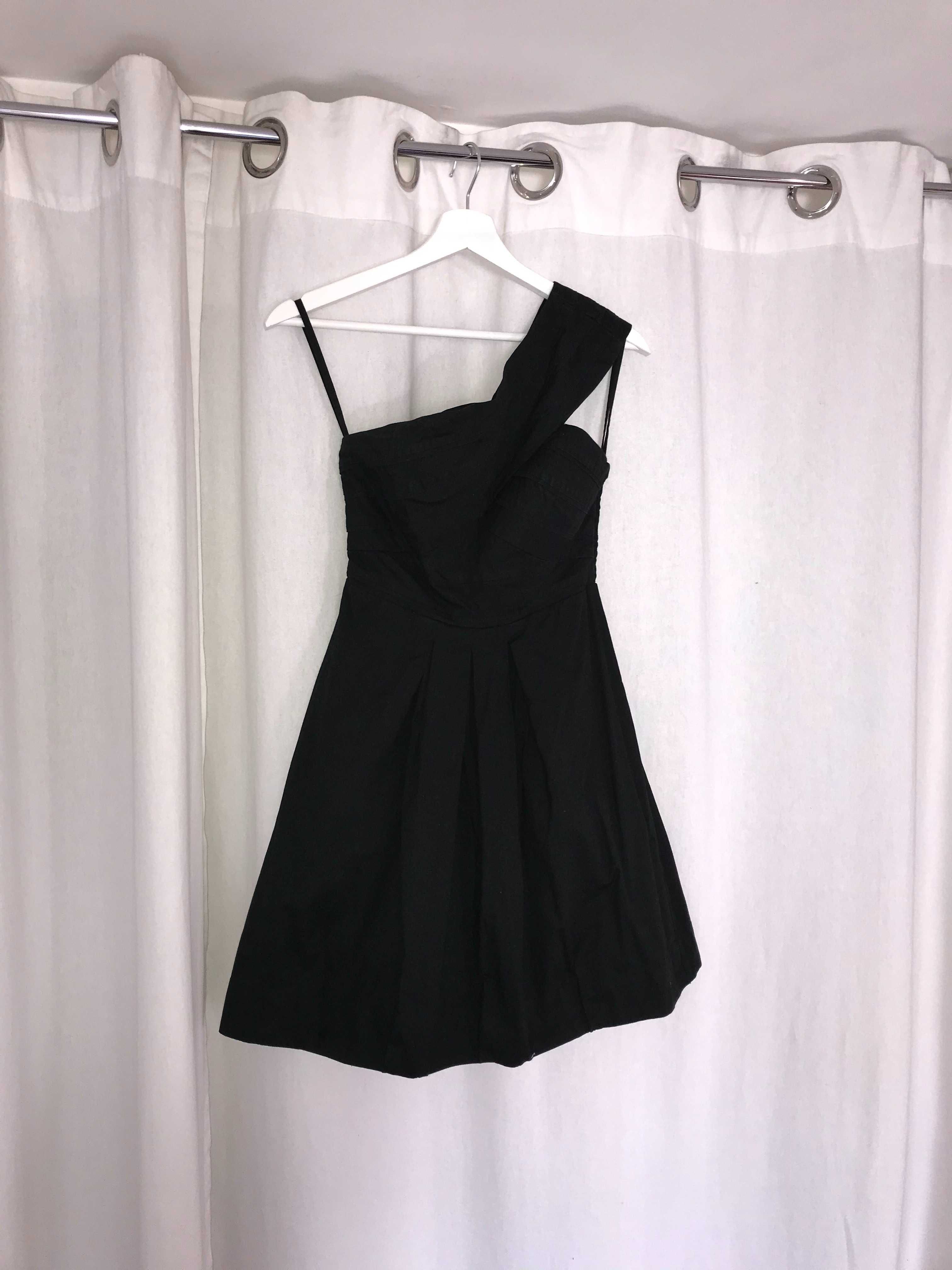 Czarna krótka sukienka do kolan z jednym ramiączkiem wesele studniówka
