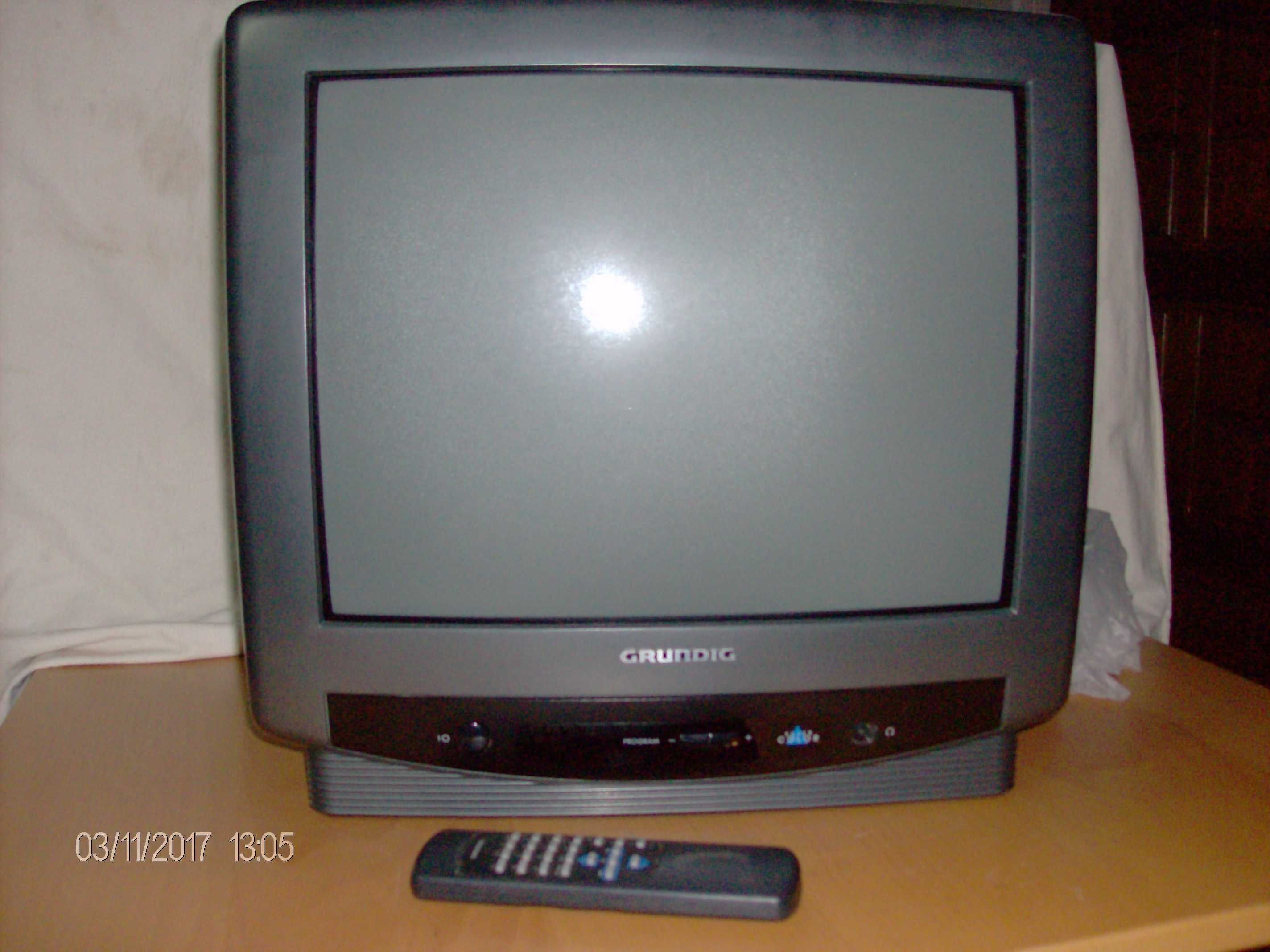 Televisão  Grundig P 45, com antena dupla