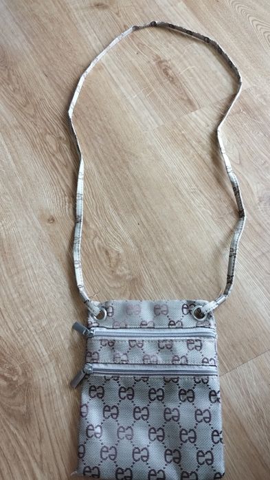 Mała torebka przez ramię z logo Gucci