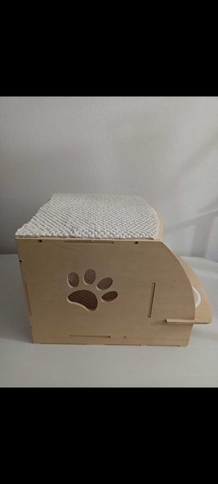Casinha para gatos, em madeira natural, com zona para alimentação