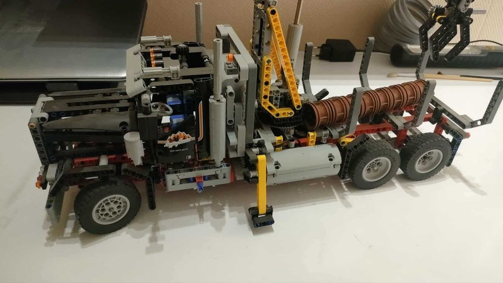 Klocki LEGO 9397 Ciężarówka do transportu drewna