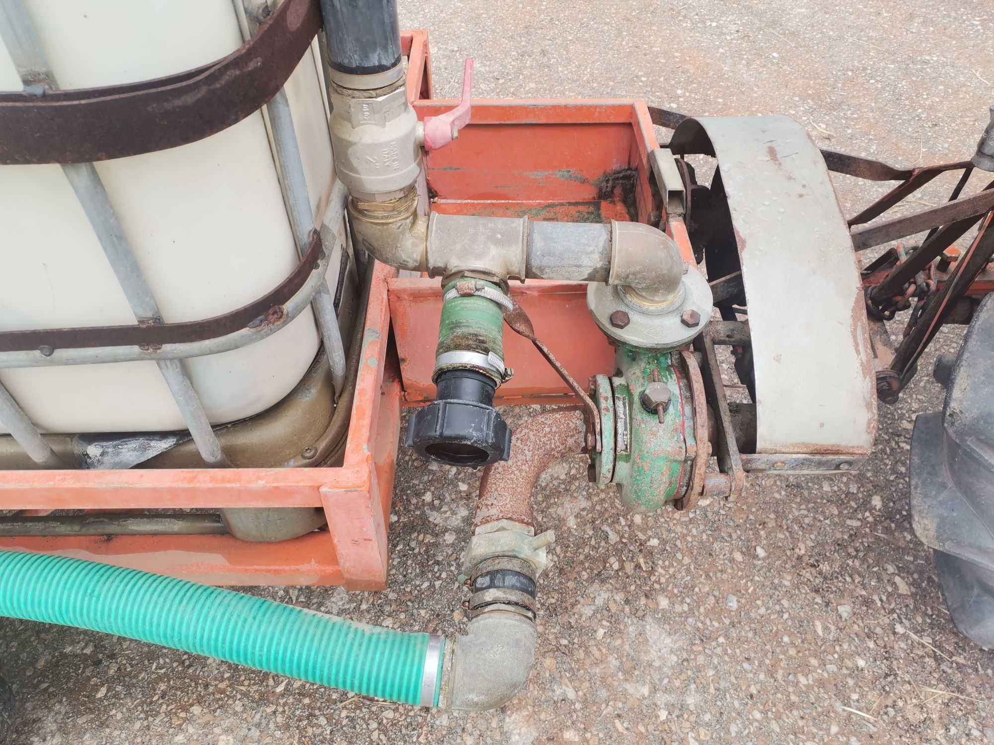 Depósito 1000 litros com bomba de água