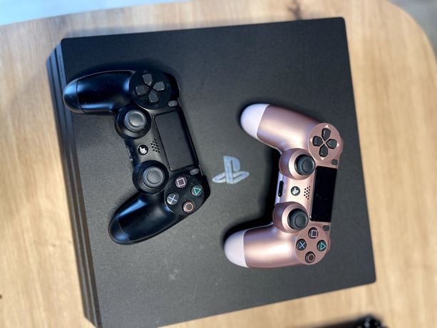 Konsola PS4 pro CUH-7116B 1TB+ 2 pady + UFC 3 i Red Dead Redemption II